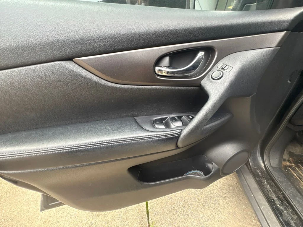 Used 2014 Black Nissan SV image 9