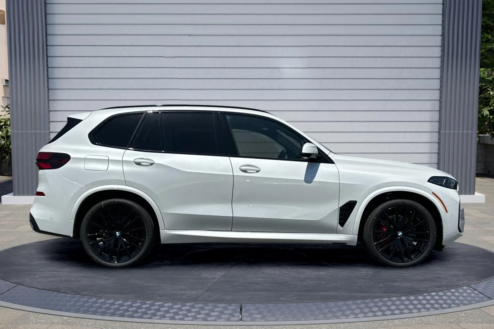 New 2026 Mineral White Metallic BMW xDrive40i image 3