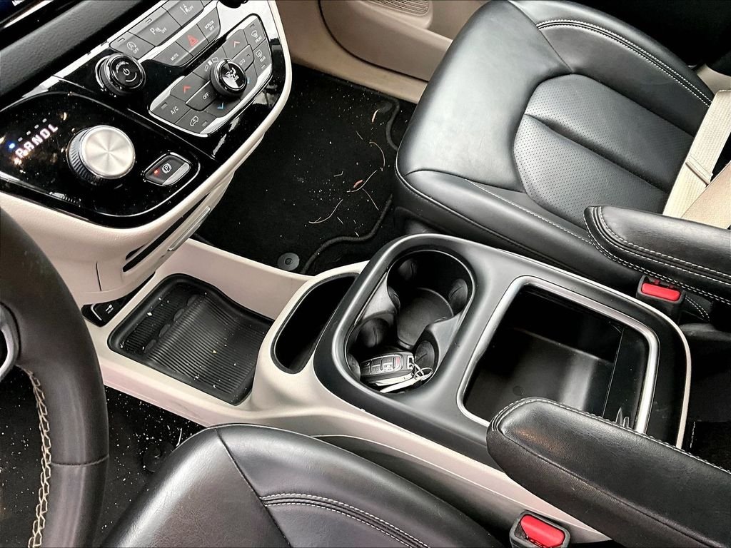 Used 2023 White Chrysler Touring L image 21