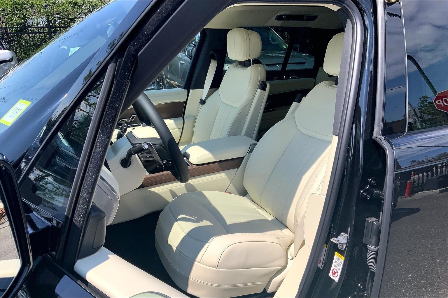 New 2026 Santorini Black Land Rover SE image 9