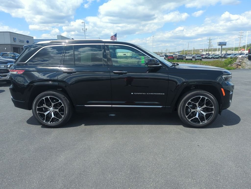 Used 2022 Black Jeep Summit Reserve image 9