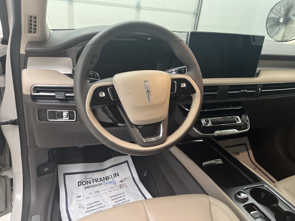 Used 2024 White Lincoln Premiere image 15