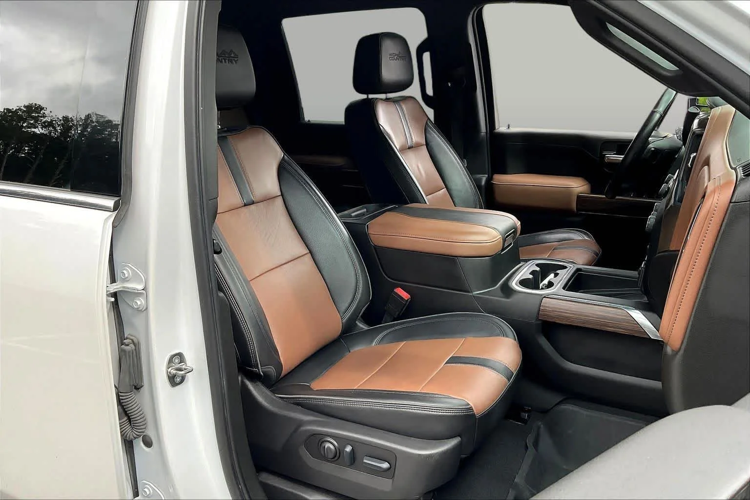 Used 2023 Iridescent Pearl Tricoat Chevrolet High Country image 17