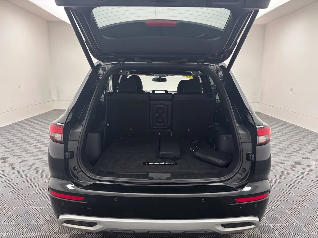 Used 2022 Black Mitsubishi SEL image 10