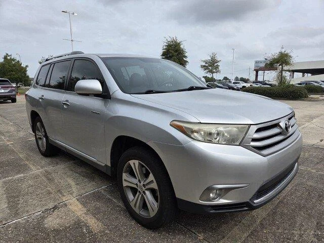 Used 2013 Classic Silver Metallic Toyota Limited image 3