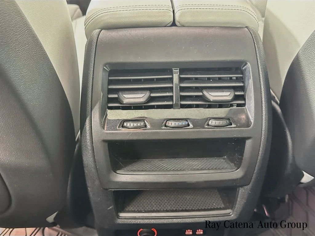 Used 2024 Gray BMW xDrive40i image 26