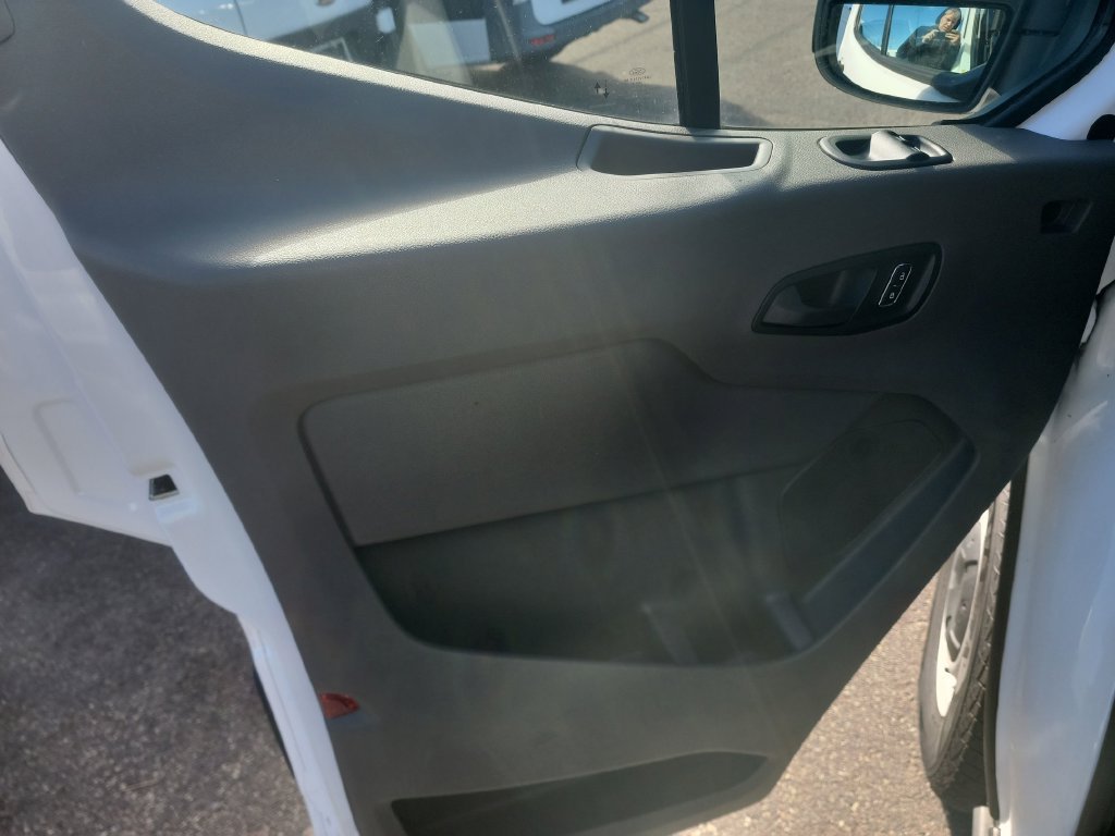 Used 2024  Ford  image 12