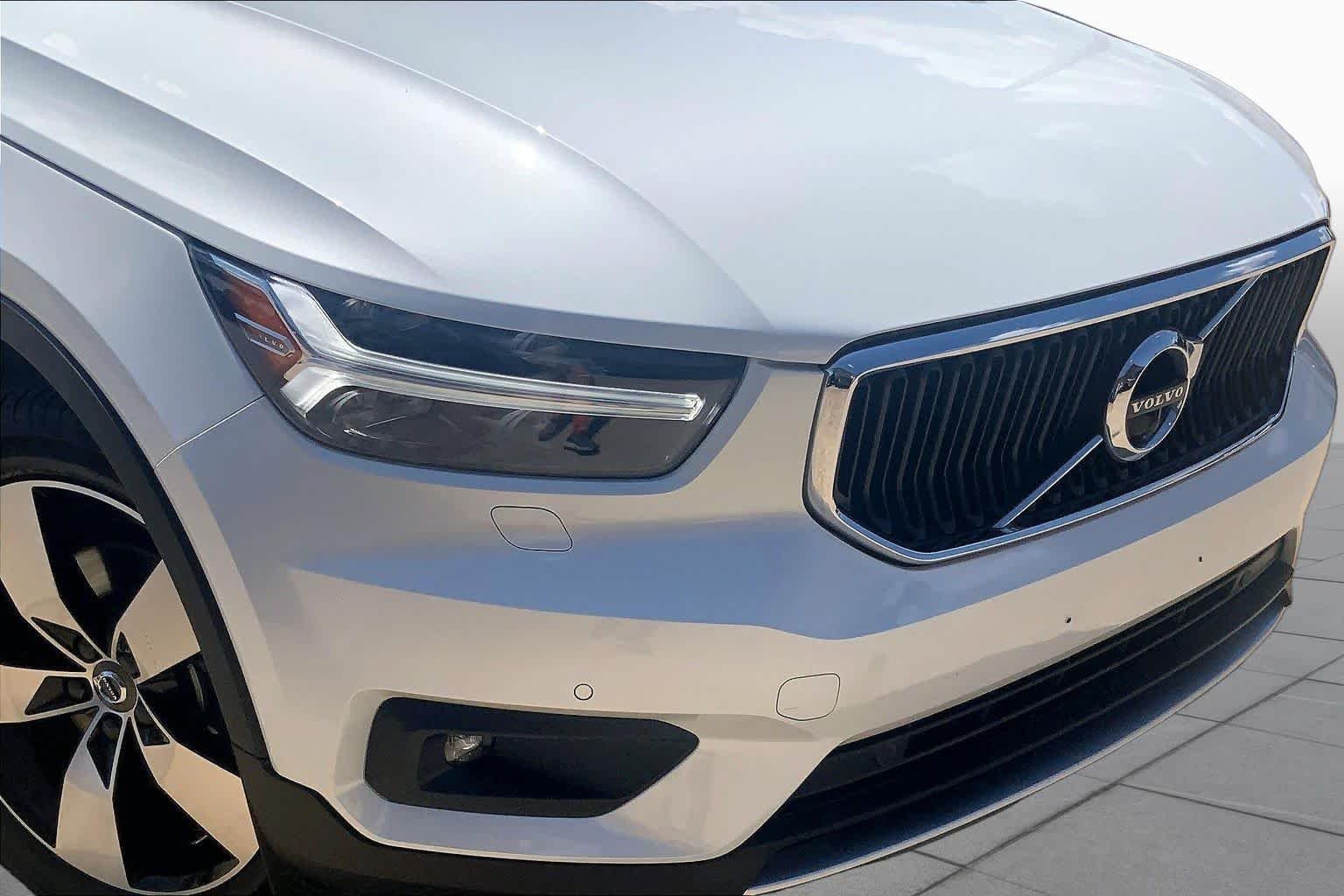 Used 2022 Crystal White Metallic Volvo Momentum image 29