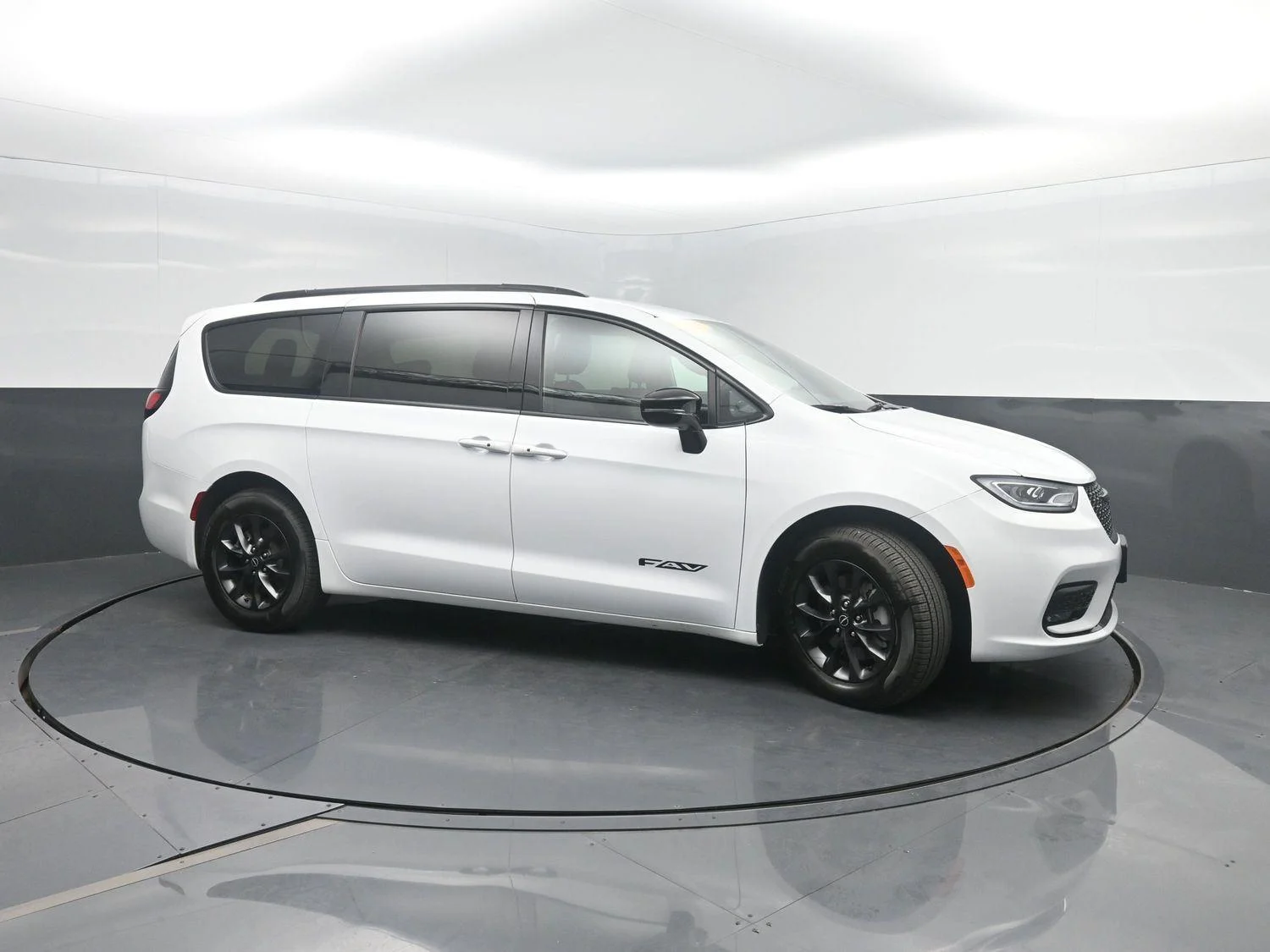 New 2026 Bright White Clear-Coat Exterior Paint Chrysler Select image 3