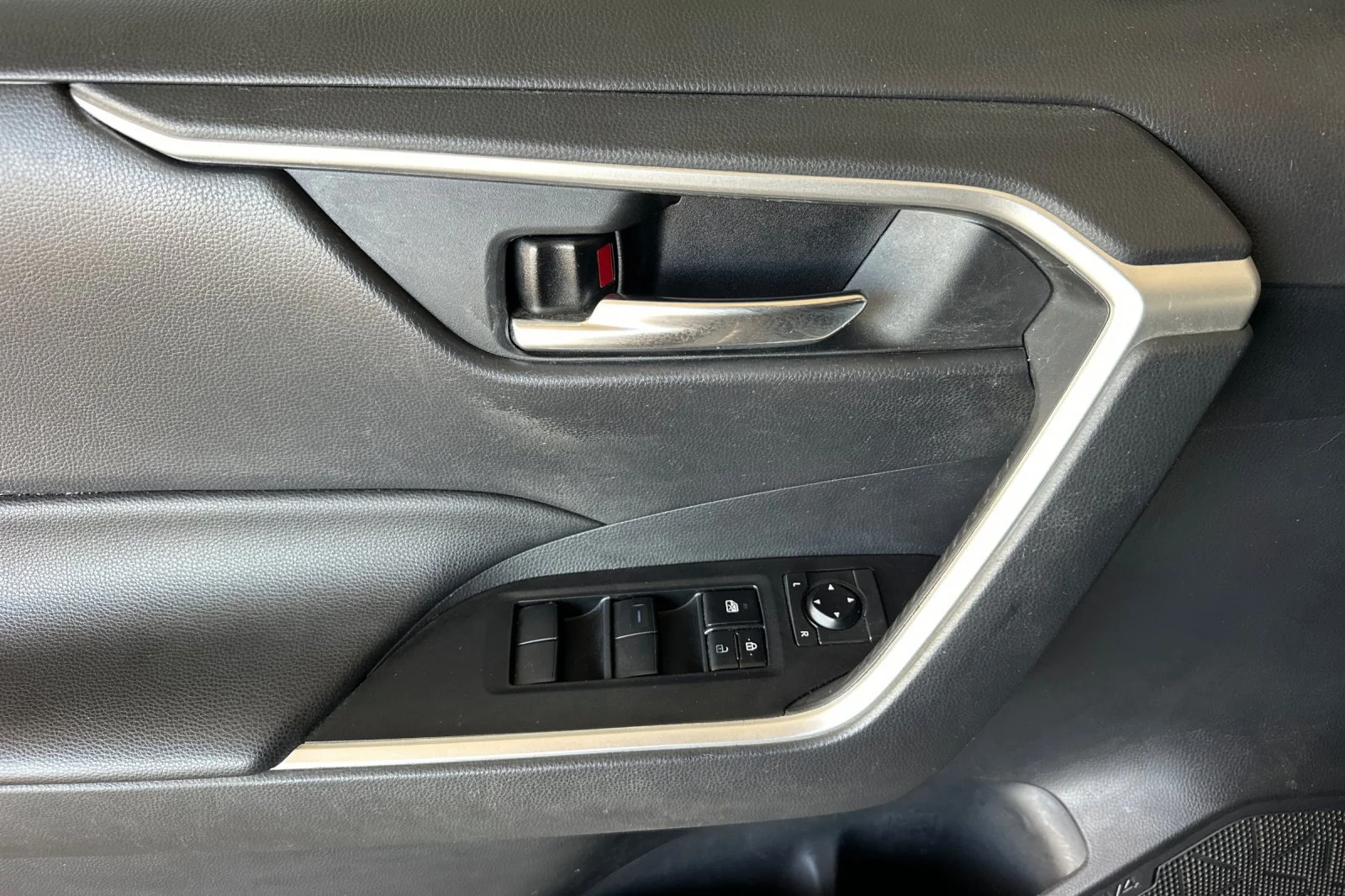 Used 2019 Silver Toyota XLE image 11
