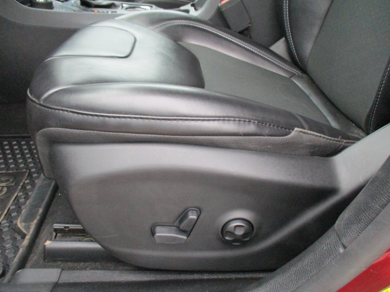 Used 2020 RED Jeep Latitude Plus image 14