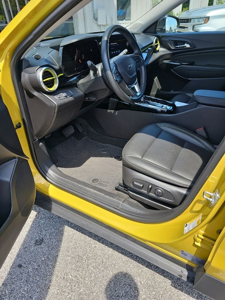 Used 2025 Yellow Chevrolet ACTIV image 5