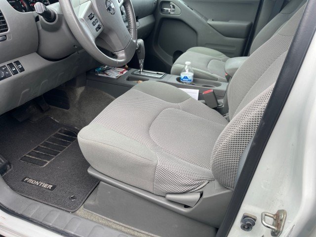 Used 2017 Glacier White Nissan S image 6