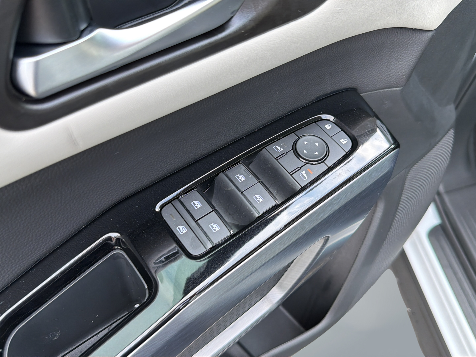 New 2026 White Nissan SL image 30