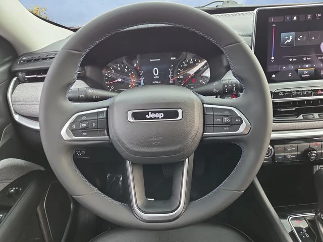 Used 2022 Red Jeep Latitude image 12