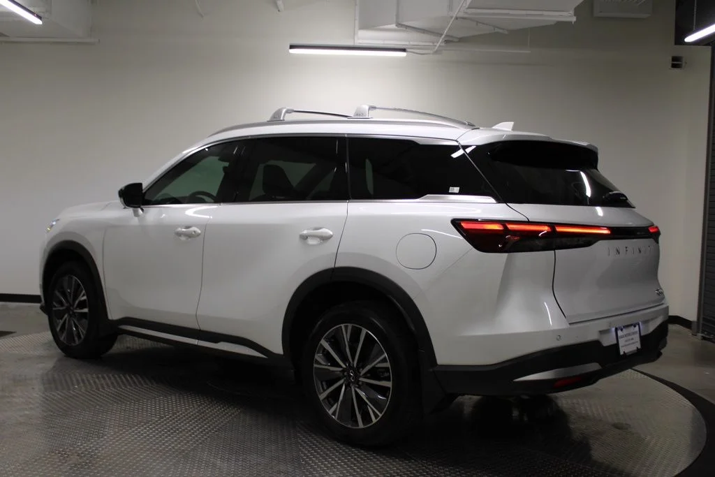 Certified Used 2026 White INFINITI LUXE image 3