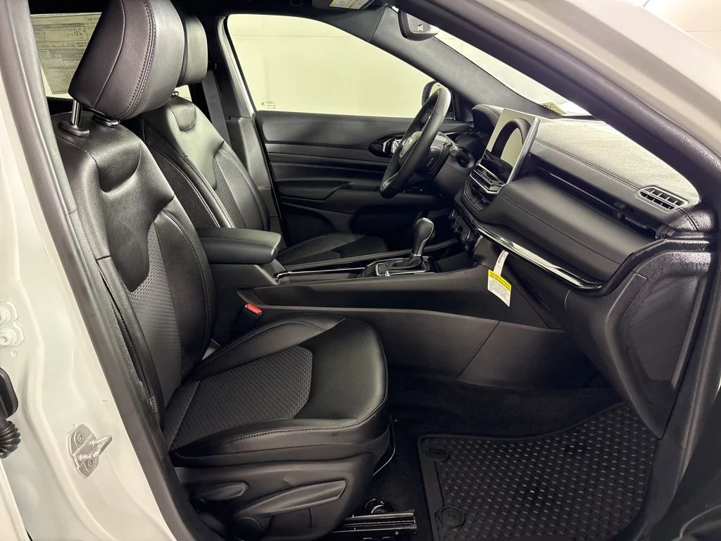 New 2026 White Jeep Latitude image 42