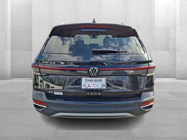 Certified Used 2025 Black Volkswagen 1.5T SE image 5