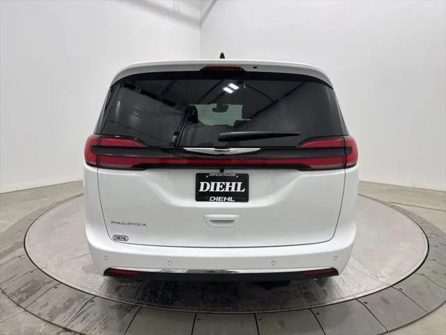 New 2026 Bright White Clear-Coat Exterior Paint Chrysler Select image 6