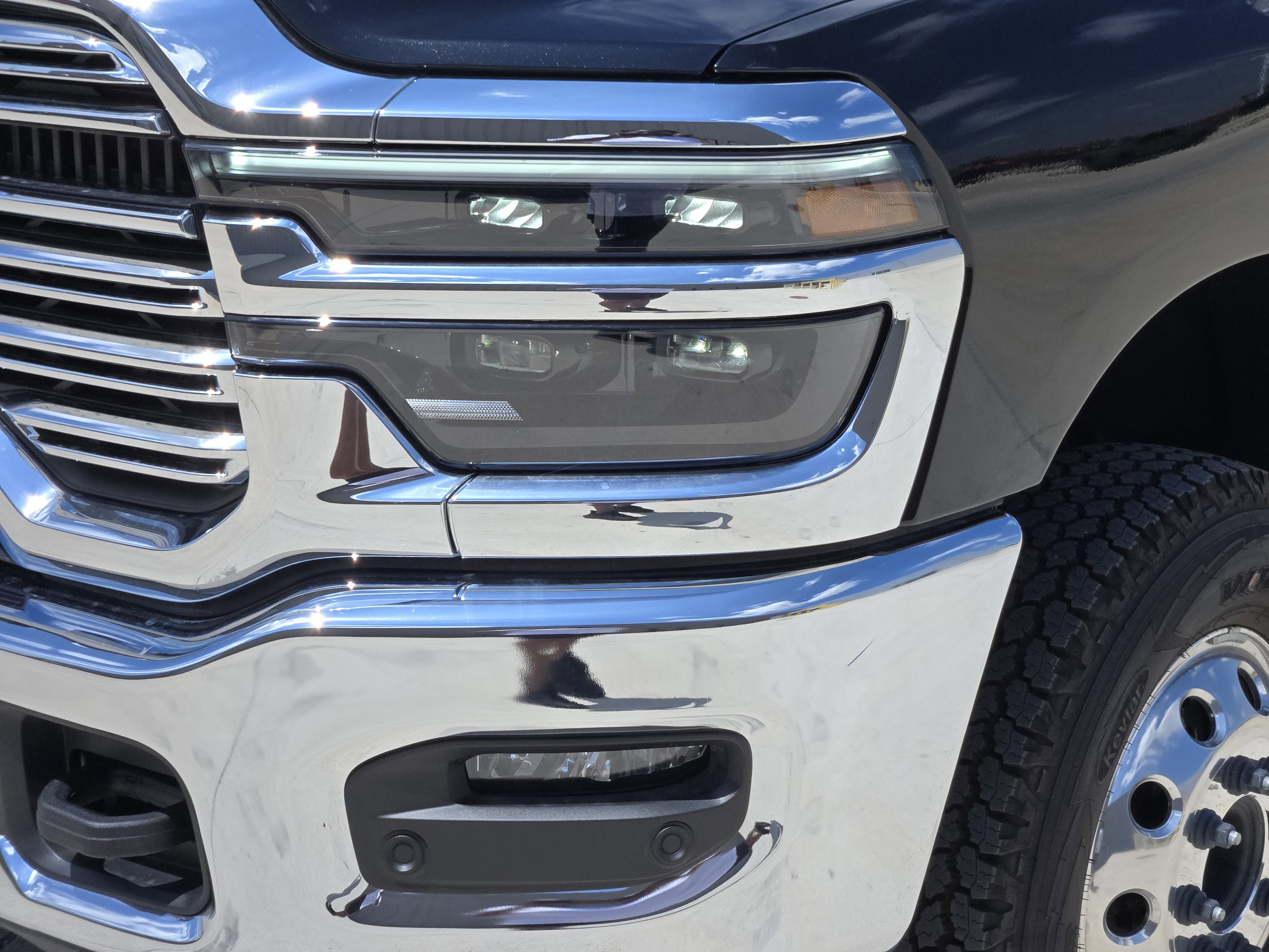 New 2026 Diamond Black Crystal Pearl-Coat Exterior Paint RAM Laramie image 7