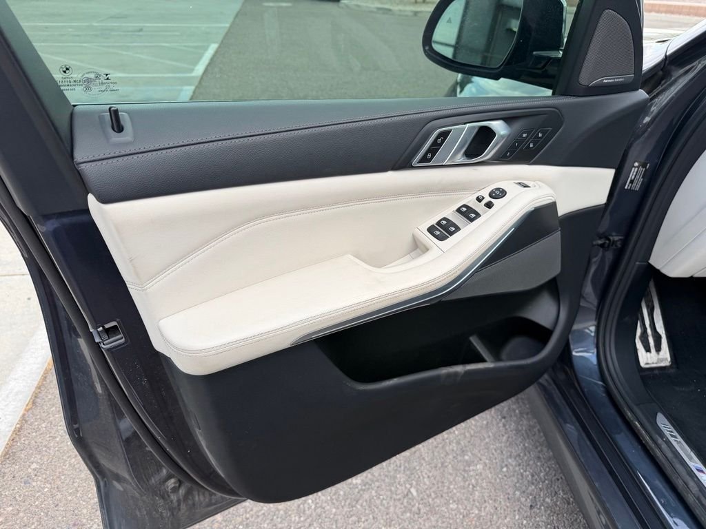 Used 2022 Gray BMW M50i image 22