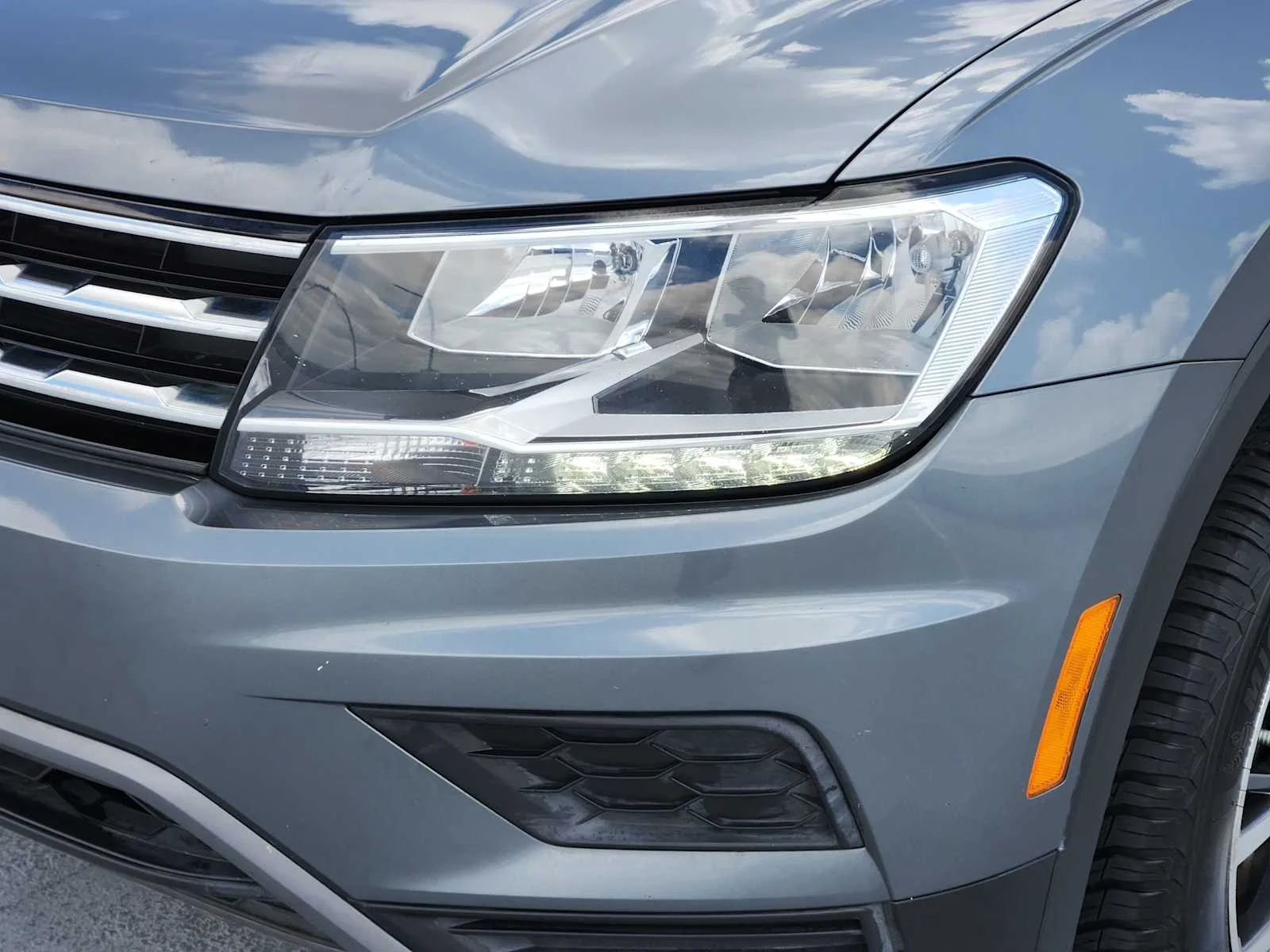 Used 2020 Platinum Gray Metallic Volkswagen SE image 8