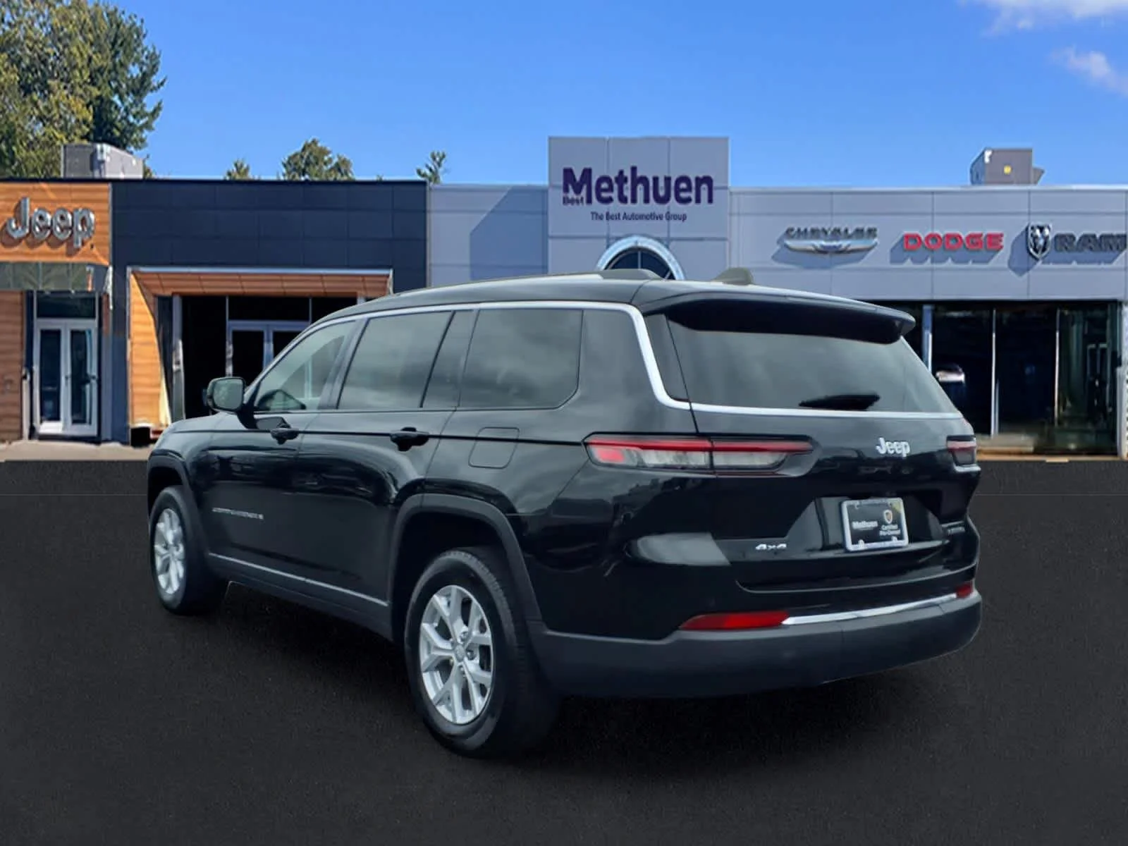 Used 2023 Diamond Black Crystal Pearlcoat Jeep Limited image 5