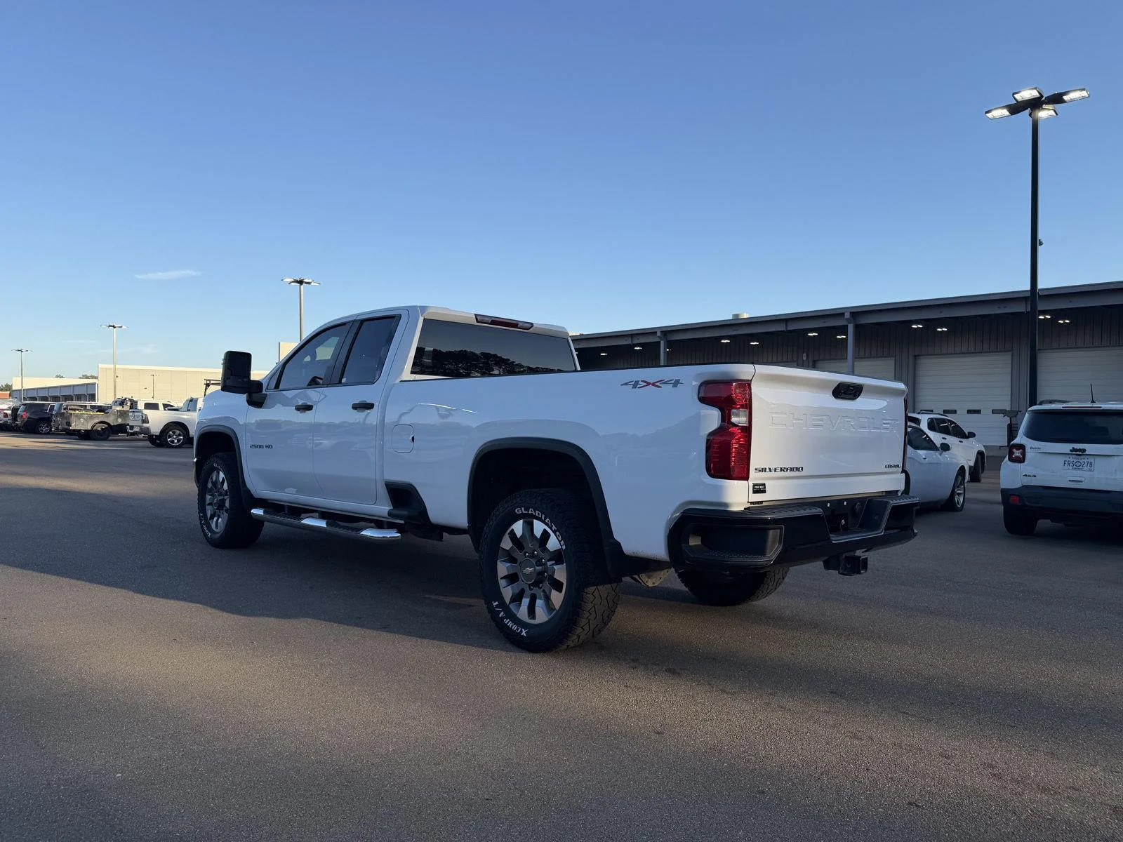 Used 2023 white Chevrolet Custom image 4