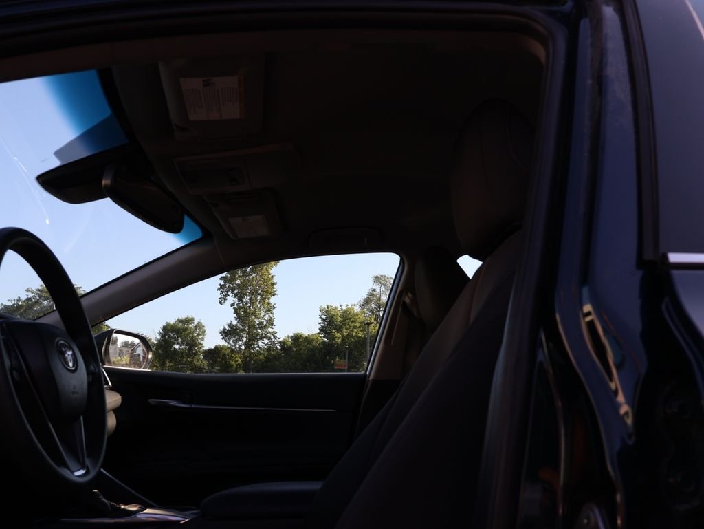 Used 2018 Blue Toyota LE image 9