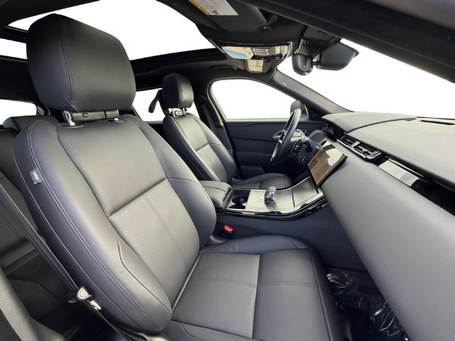 Used 2024  Land Rover Dynamic SE image 16