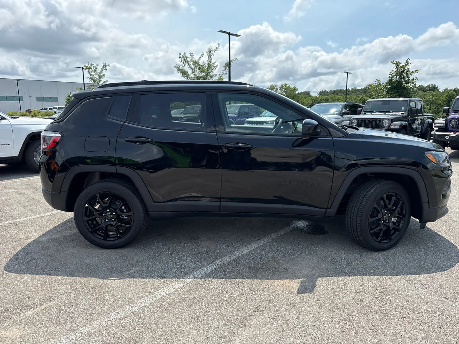 New 2026 Diamond Black Crystal Pearl-Coat Exterior Paint Jeep Latitude image 10