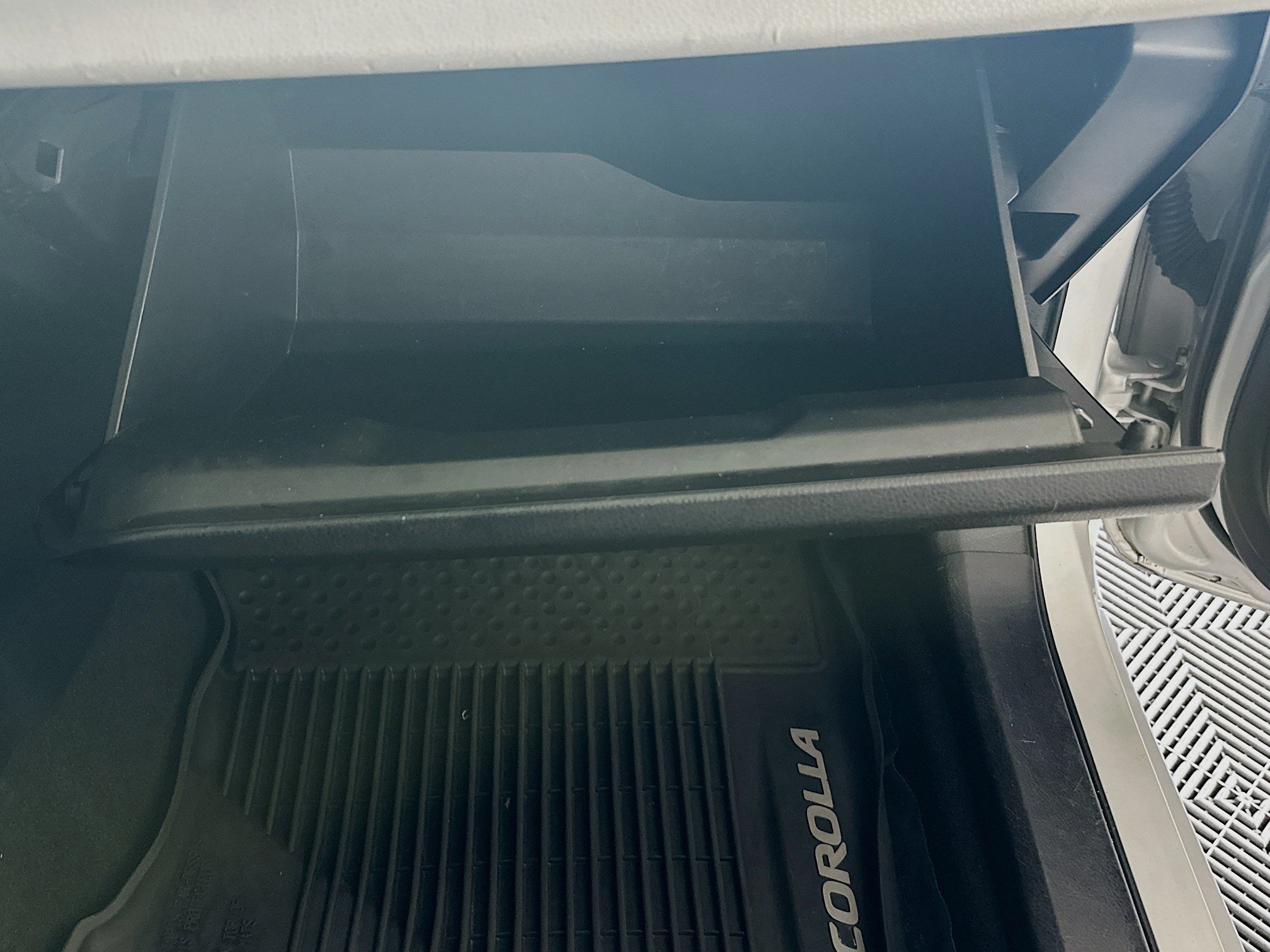 Used 2014 Classic Silver Metallic Toyota LE image 31