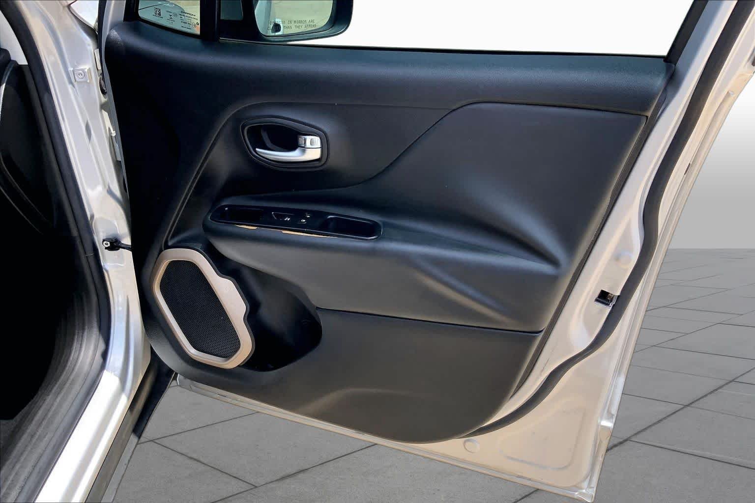 Used 2016 Glacier Metallic Jeep Limited image 23