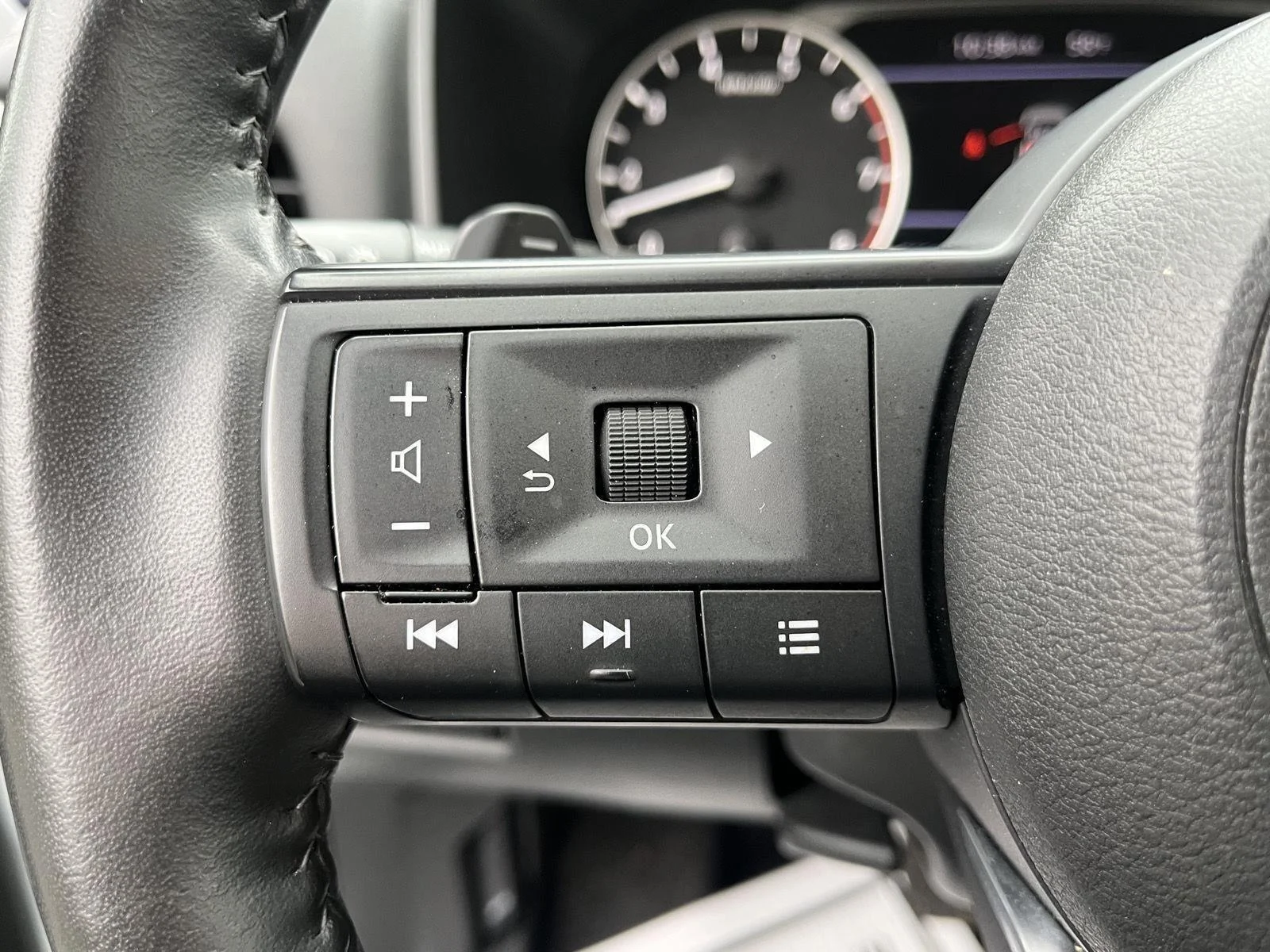 Used 2024 Everest White Pearl Nissan SV image 29