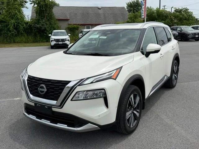 Used 2023 Pearl White Nissan Platinum image 3