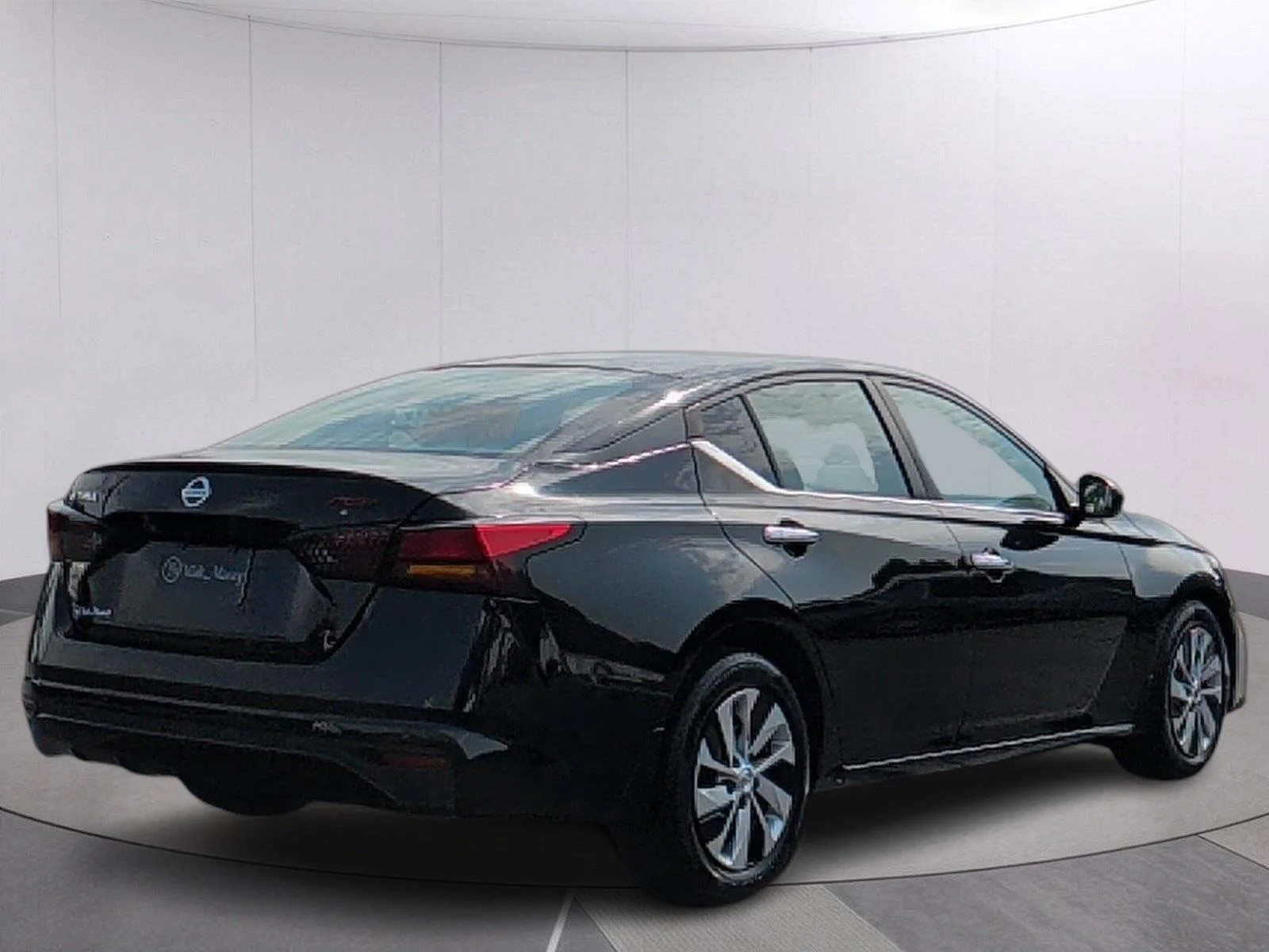 Used 2021 Glacier White Nissan 2.5 S image 5