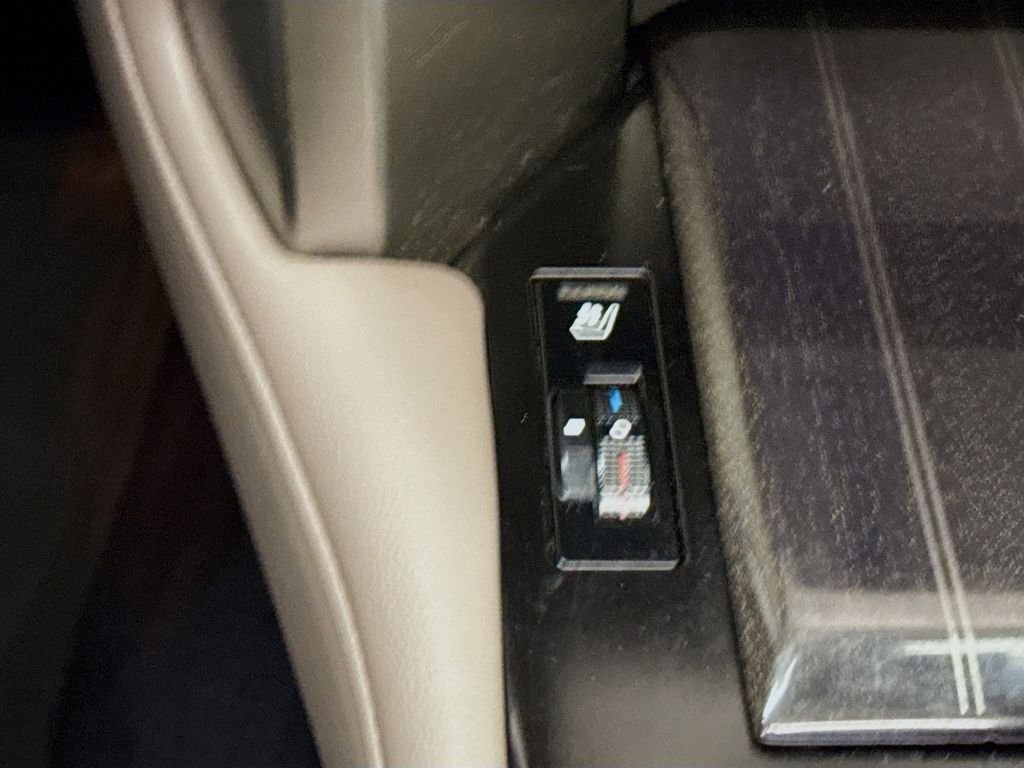 Used 2020 White Lexus 460 image 21