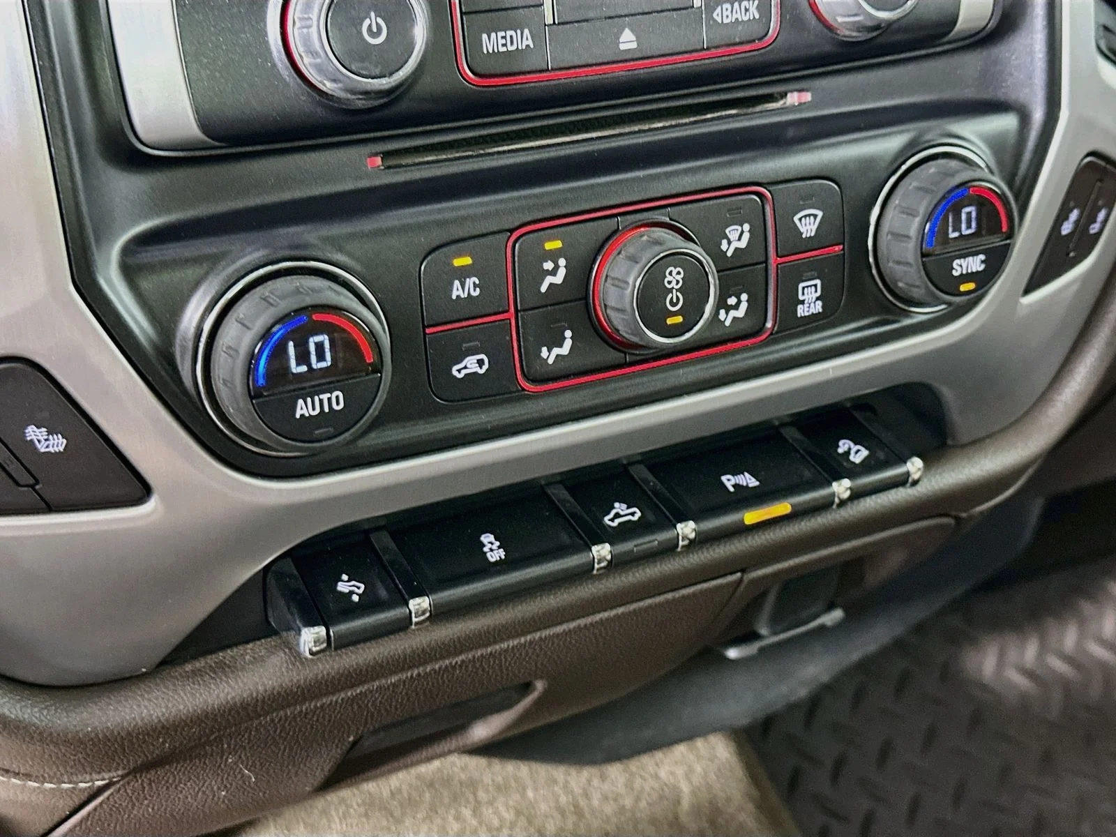 Used 2015 Bronze Alloy Metallic GMC SLT image 17