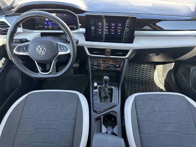Certified Used 2025 Silver Volkswagen 1.5T SE image 9
