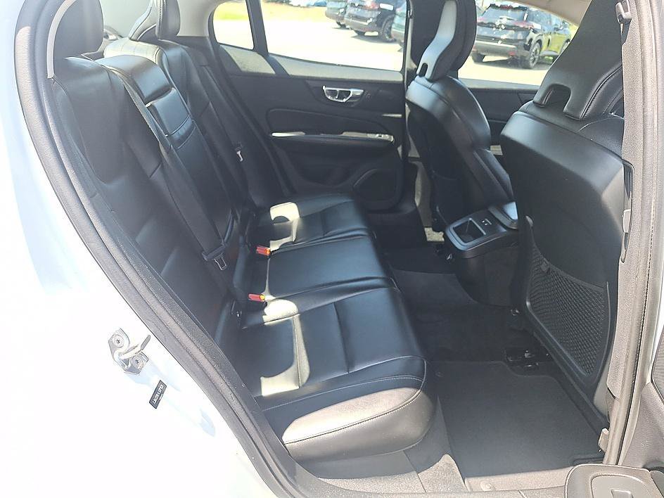 Used 2020 Crystal White Pearl Metallic Volvo Momentum image 22