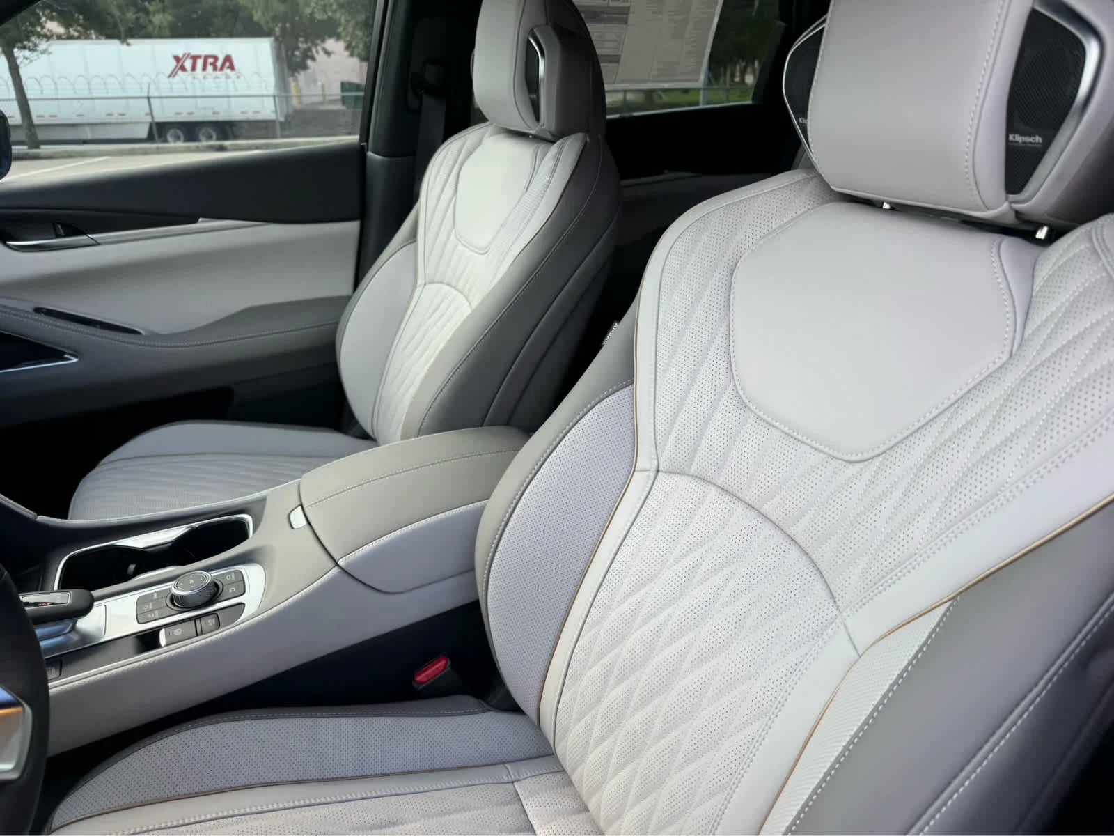 New 2027 2T RAD WHT INFINITI Autograph AWD image 6