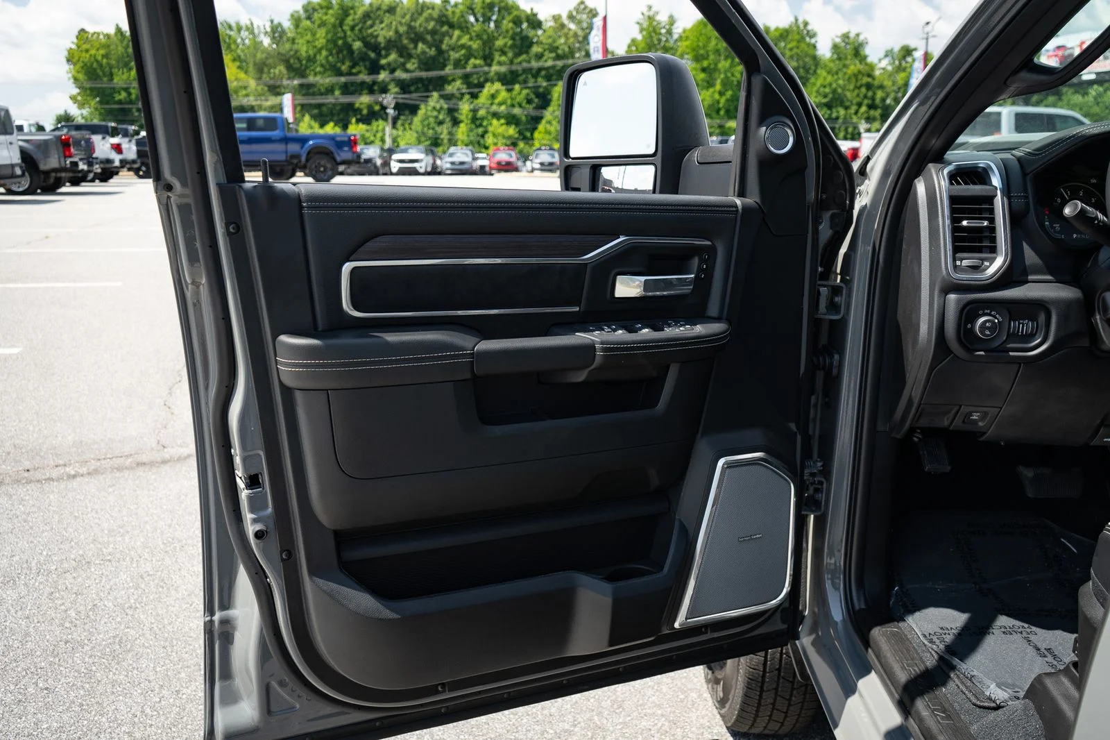 New 2026 Ceramic Gray Clear-Coat Exterior Paint RAM Laramie image 28
