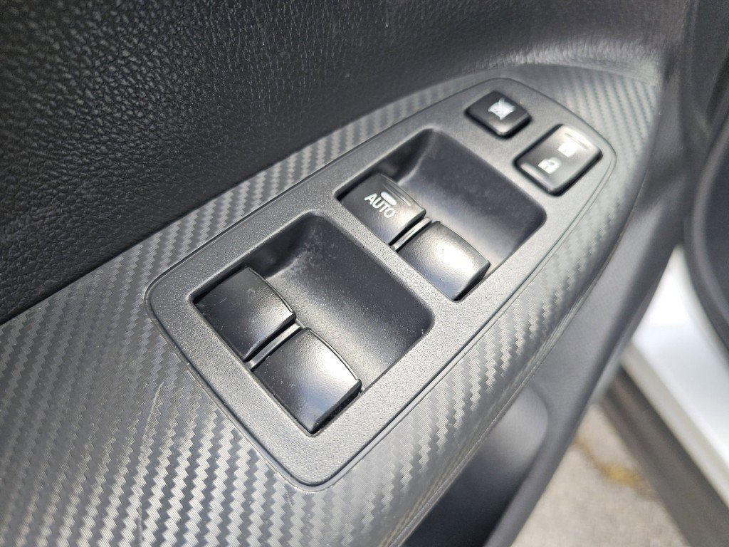 Used 2025 Alloy Silver Metallic Mitsubishi SE image 29