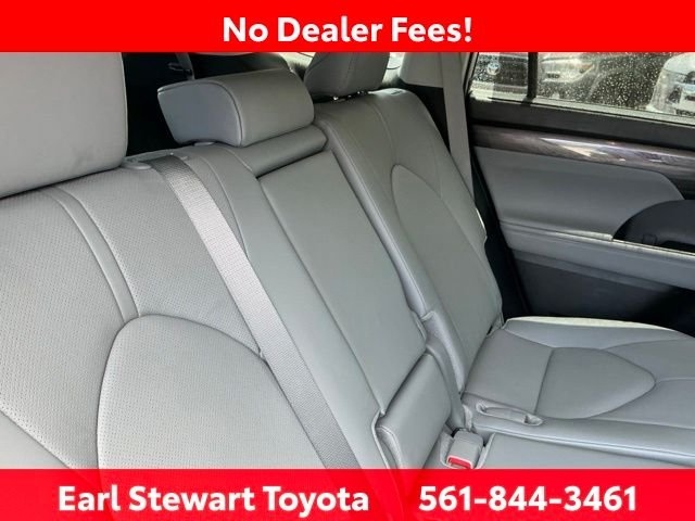 Used 2024  Toyota Limited image 27