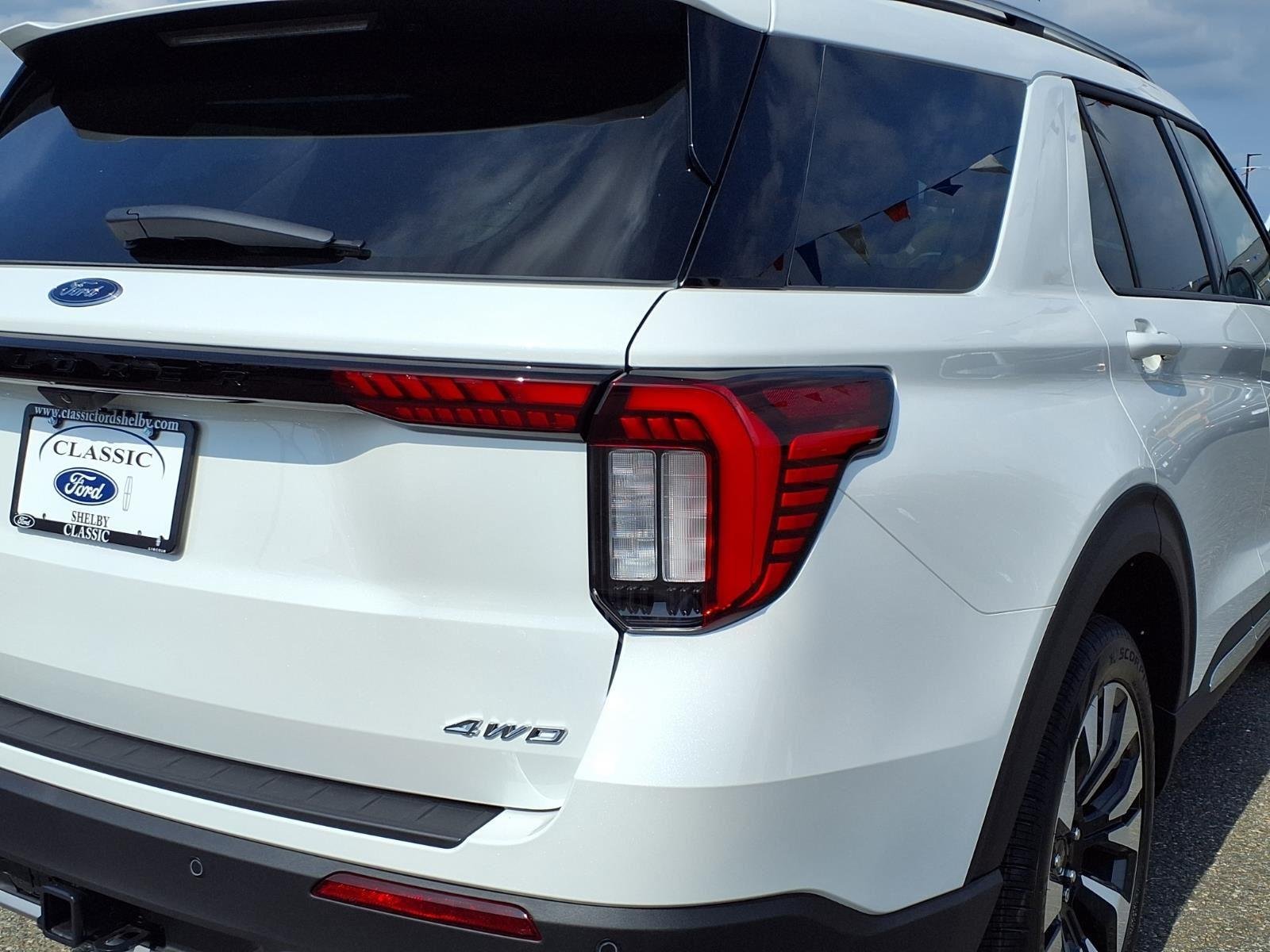 New 2026 Star White Metallic Tri-Coat Ford Platinum™ image 18