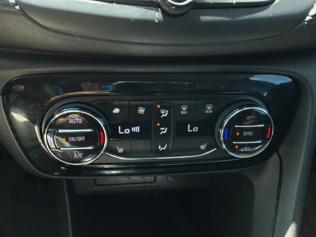 Used 2020 White Frost Tricoat Buick Select image 20
