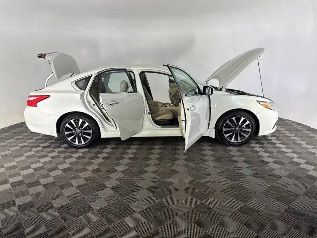 Used 2016 White Nissan 2.5 SL image 13
