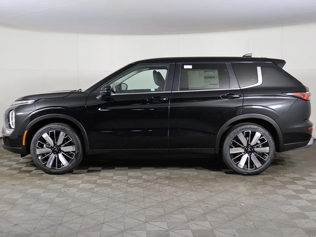 New 2026 Black Mitsubishi SE image 18