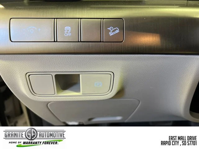 Used 2025 White Hyundai SEL image 31