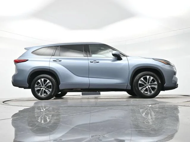 Used 2022 Moon Dust Toyota XLE image 33